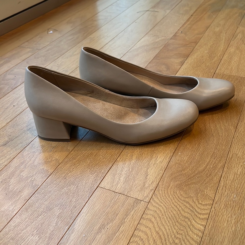 Naturalizer round toe nude pump